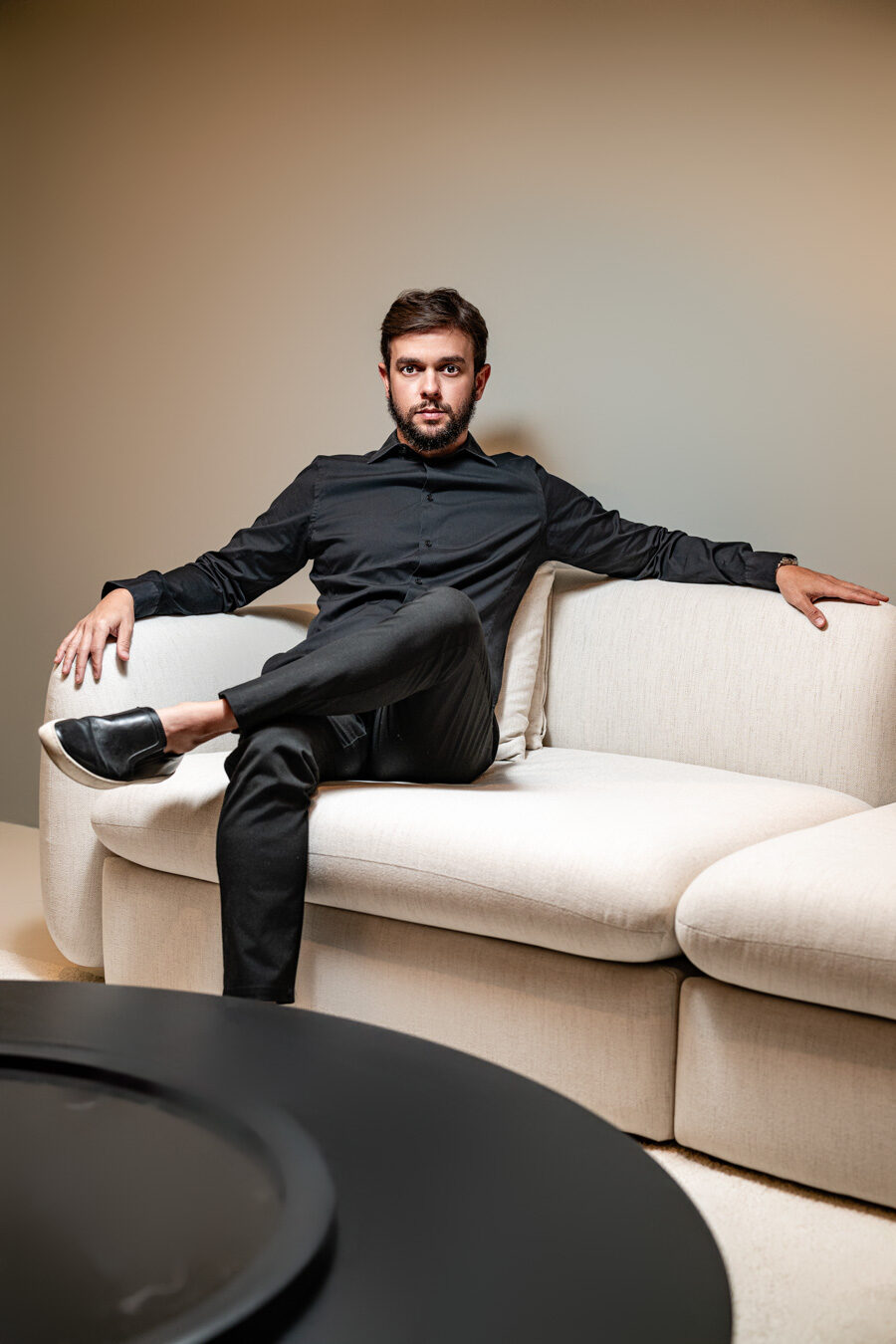 Carlos Diego sentado no sofá